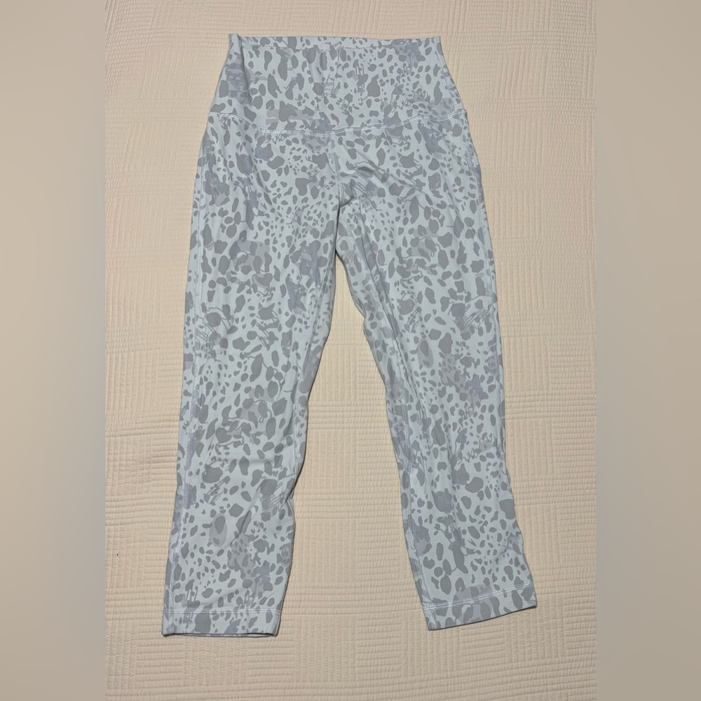 Lululemon Align leggings in a cropped length and a light grey pattern. Size 6